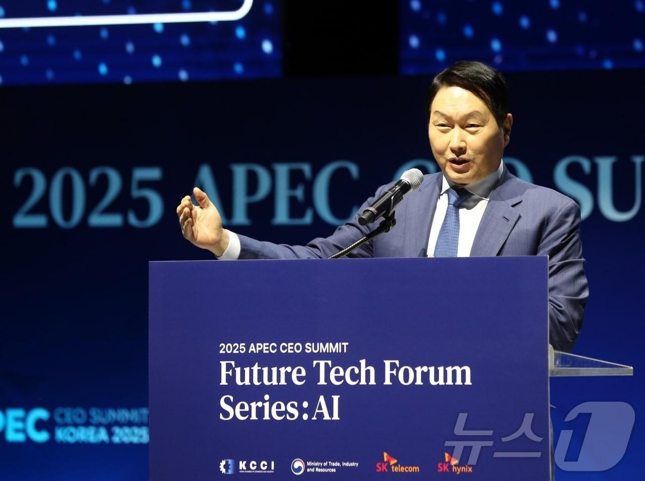 본문 이미지 - 최태원 SK그룹 회장이 28일 경북 경주엑스포대공원 문무홀에서 SK그룹 주관으로 열린 \'퓨처테크포럼 AI\'에서 환영사를 하고 있다.(SK그룹 제공) ⓒ News1 최동현 기자
