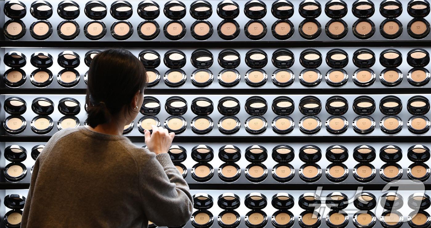 경주 황룡원 중도타워에서 열린 뷰티·웰니스 행사를 찾은 관람객이 아모레퍼시픽 부스에서 AI 기술이 접목된 K-뷰티 체험을 하고 있다. 2025.10.28/뉴스1 ⓒ News1 박지혜 기자