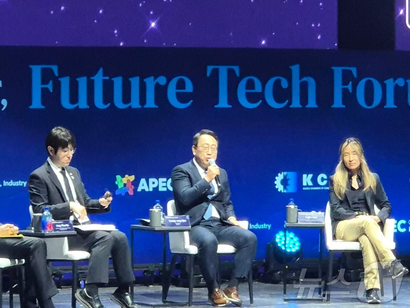 본문 이미지 - 유영상 SK텔레콤(SKT) 대표이사 사장이 28일 경북 경주엑스포대공원 문무홀에서 SK그룹 주관으로 열린 \'퓨처테크포럼 AI\'에서 가진 패널 토론에서 발언하고 있다.2025.10.28 ⓒ News1 최동현 기자