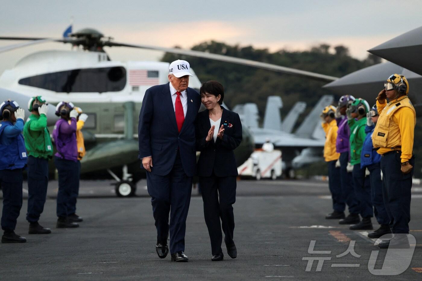 28일 마린원&#40;미국 대통령 전용 헬기&#41;에 동승해 주일 미군 요코스카 기지에 도착한 도널드 트럼프 미 대통령과 다카이치 사나에 일본 총리. 2025.10.28 ⓒ 로이터=뉴스1 ⓒ News1 이지예 객원기자