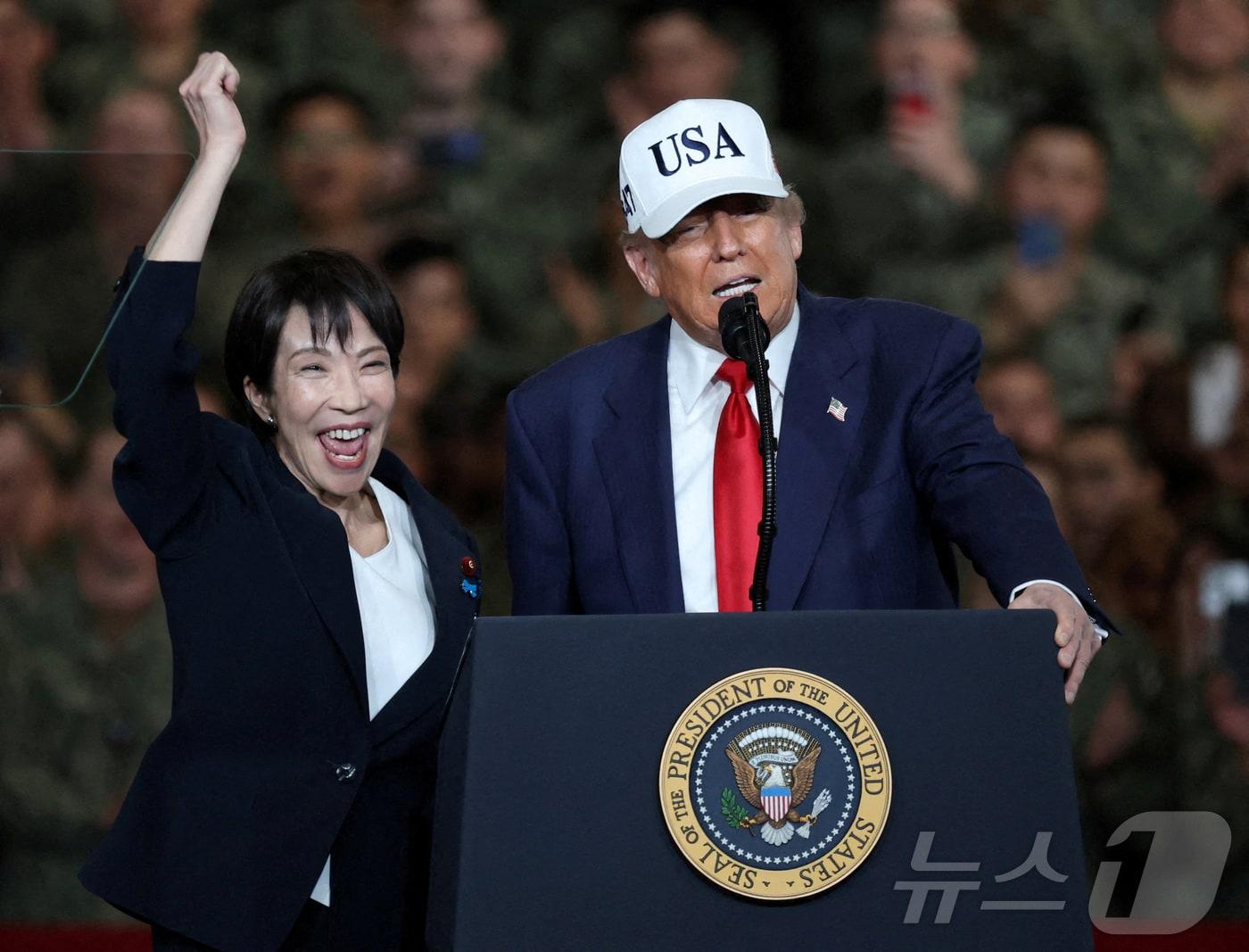 본문 이미지 - 28일 주일 미군 요코스카 기지의 조지워싱턴호에서 연단에 오른 도널드 트럼프 미 대통령(왼쪽)과 다카이치 사나에 일본 총리. 2025.10.28 ⓒ 로이터=뉴스1 ⓒ News1 이지예 객원기자