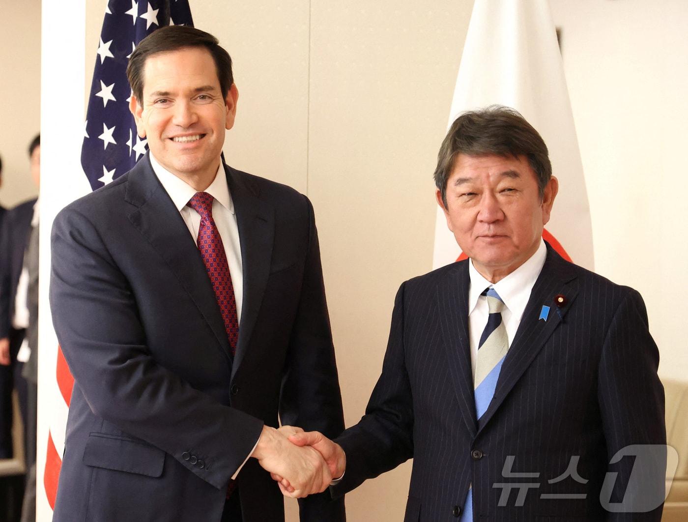 본문 이미지 - 마코 루비오 미국 국무장관(왼쪽)이 일본 도쿄 외무성 청사를 찾아 모테기 도시미쓰 일본 외무상과 회담 전 악수를 나누고 있다. 2025.10.28 ⓒ 로이터=뉴스1