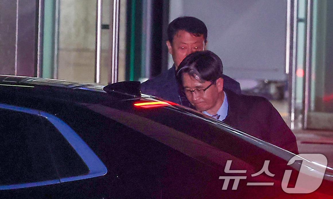 본문 이미지 - 해병대원 순직 사건 관련 의혹을 수사하는 순직해병특검팀(특별검사 이명현)의 피의자 소환 조사를 앞둔 오동운 고위공직자범죄수사처(공수처) 처장이 28일 경기도 정부과천청사 공수처에서 퇴근하고 있다./뉴스1 ⓒ News1 김성진 기자