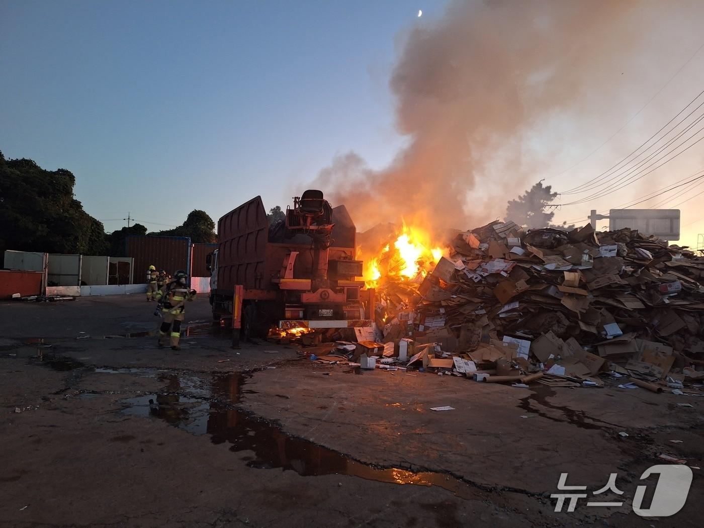 본문 이미지 - 제주의 한 고물상에 쌓인 종이상자 더미에 불이 나 소방당국이 진화에 나섰다./뉴스1 