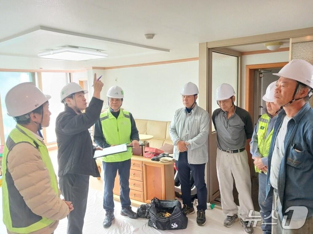 본문 이미지 - 한국보훈복지의료공단이 지난 27일 강원 강릉시 소재 한 전상군경 자택의 옥상방수 공사현장에서 안전 코칭을 진행했다. &#40;한국보훈복지의료공단 제공. 재판매 및 DB금지&#41; 2025.10.28/뉴스1