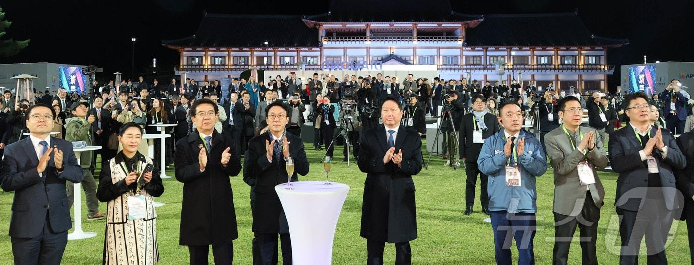 김민석 국무총리와 최태원 대한상공회의소 회장 등 참석자들이 28일 저녁 경주 화랑마을 어울마당에서 열린 ‘2025 APEC CEO 서밋’의 첫 번째 공식 행사인 환영 만찬 개회를 축하하며 손뼉을 치고 있다. ‘2025 APEC CEO 서밋’은 이날 환영만찬을 시작으로 31일까지 나흘간 열린다. (대한상공회의소 제공. 재판매 및 DB 금지) 2025.10.28/뉴스1