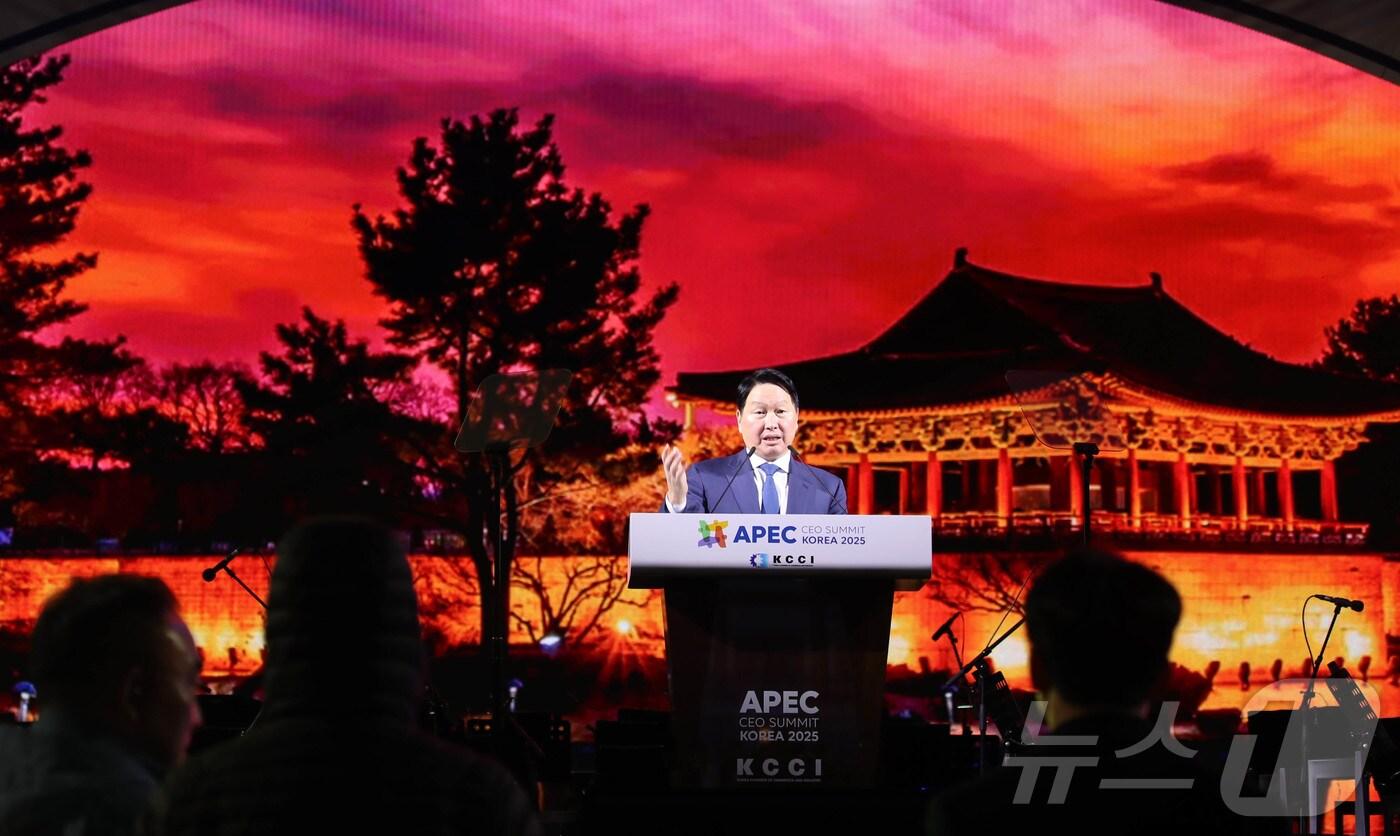 최태원 대한상공회의소 회장이 28일 저녁 경주 화랑마을 어울마당에서 열린 ‘2025 APEC CEO 서밋’의 첫 번째 공식 행사인 환영 만찬에서 개회사를 하고 있다. ‘2025 APEC CEO 서밋’은 이날 환영만찬을 시작으로 31일까지 나흘간 열린다. (대한상공회의소 제공. 재판매 및 DB 금지) 2025.10.28/뉴스1