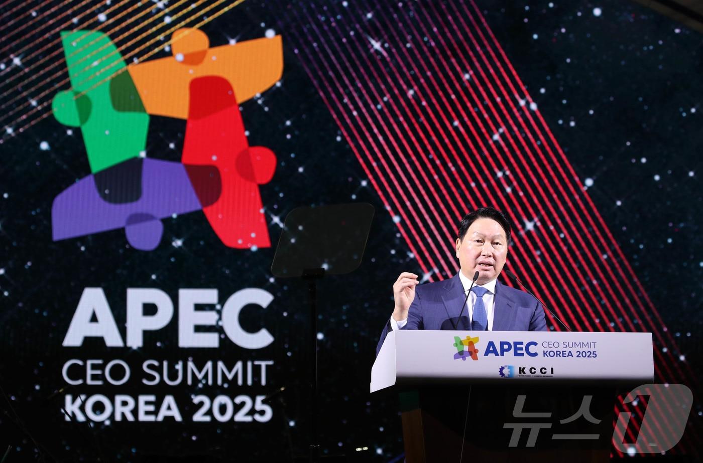 최태원 대한상공회의소 회장이 28일 저녁 경주 화랑마을 어울마당에서 열린 ‘2025 APEC CEO 서밋’의 첫 번째 공식 행사인 환영 만찬에서 개회사를 하고 있다. ‘2025 APEC CEO 서밋’은 이날 환영만찬을 시작으로 31일까지 나흘간 열린다. &#40;대한상공회의소 제공. 재판매 및 DB 금지&#41; 2025.10.28/뉴스1