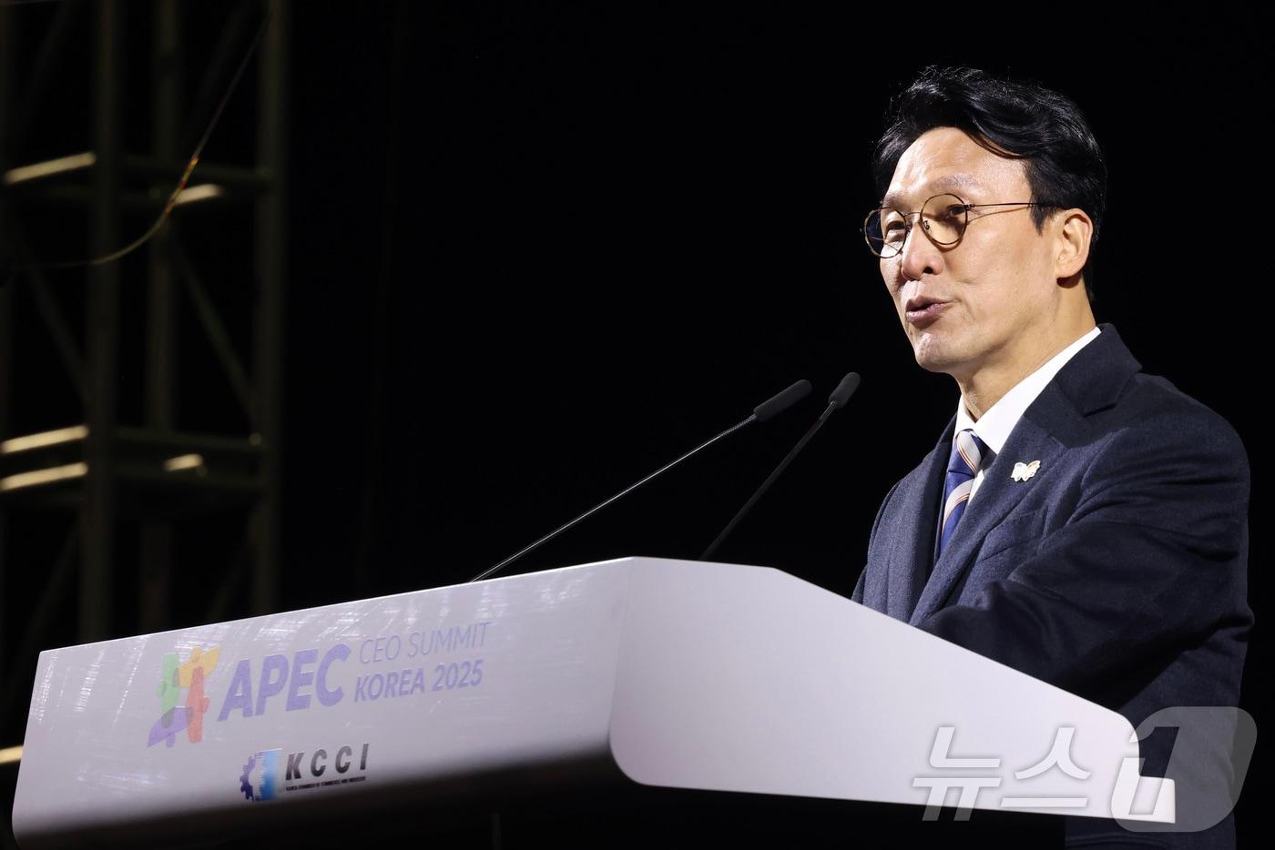 김민석 국무총리가 28일 경주 화랑마을 어울마당에서 열린 ‘2025 APEC CEO 서밋’의 첫 번째 공식 행사인 환영 만찬에서 축사를 하고 있다. ‘2025 APEC CEO 서밋’은 이날 환영만찬을 시작으로 31일까지 나흘간 열린다. &#40;총리실 제공. 재판매 및 DB 금지&#41; 2025.10.28/뉴스1