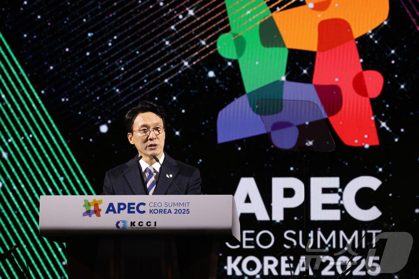 김민석 국무총리가 28일 경주 화랑마을 어울마당에서 열린 ‘2025 APEC CEO 서밋’의 첫 번째 공식 행사인 환영 만찬에서 축사를 하고 있다. ‘2025 APEC CEO 서밋’은 이날 환영만찬을 시작으로 31일까지 나흘간 열린다. &#40;총리실 제공. 재판매 및 DB 금지&#41; 2025.10.28/뉴스1