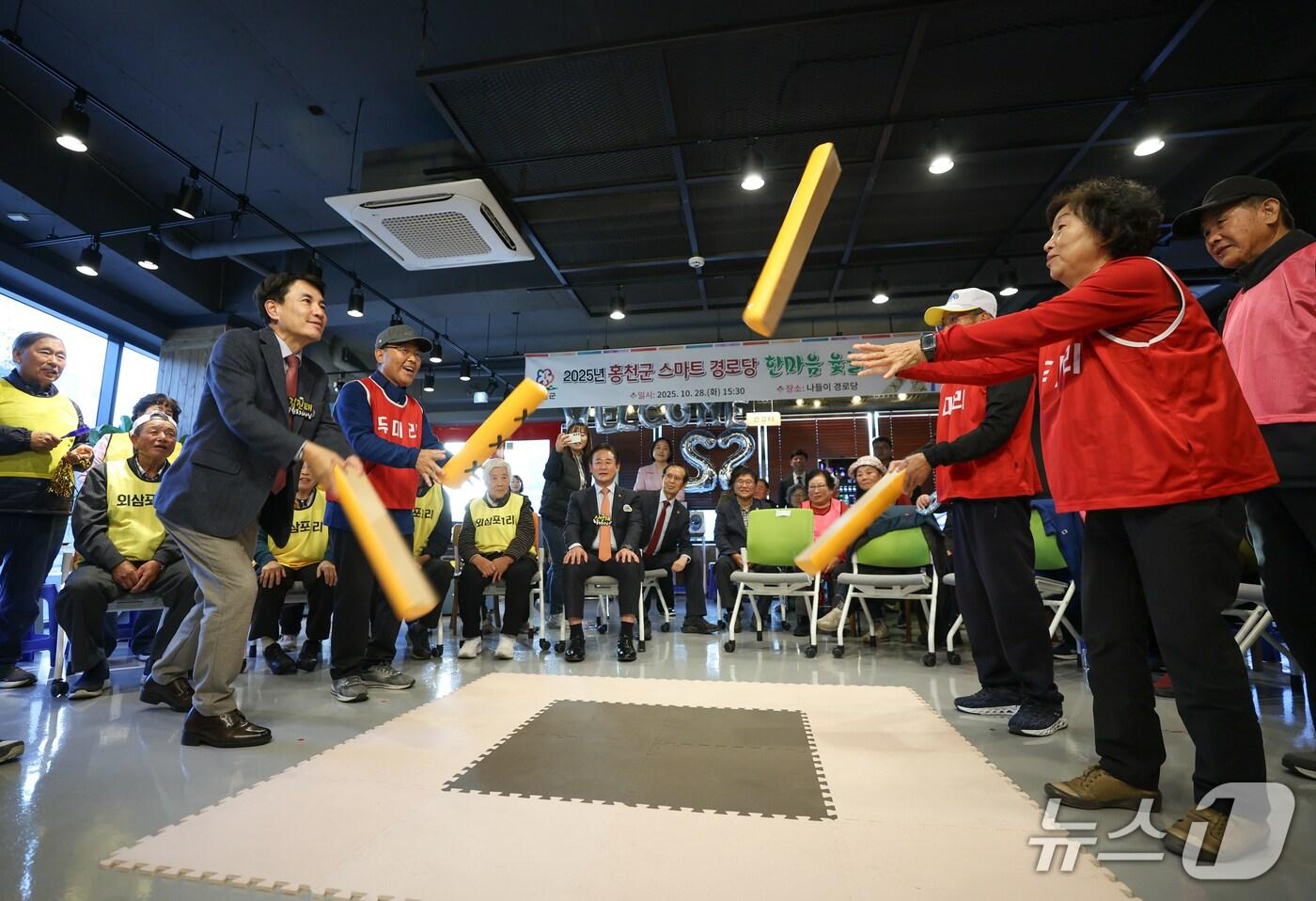 김진태 강원지사가 28일 오후 홍천군 스마트나들이경로당을 찾은 가운데, 스마트경로당의 원격 윷놀이 대회에서 대형 윷을 던져보고 있다. (강원도 제공. 재판매 및 DB금지) 2025.10.28/뉴스1