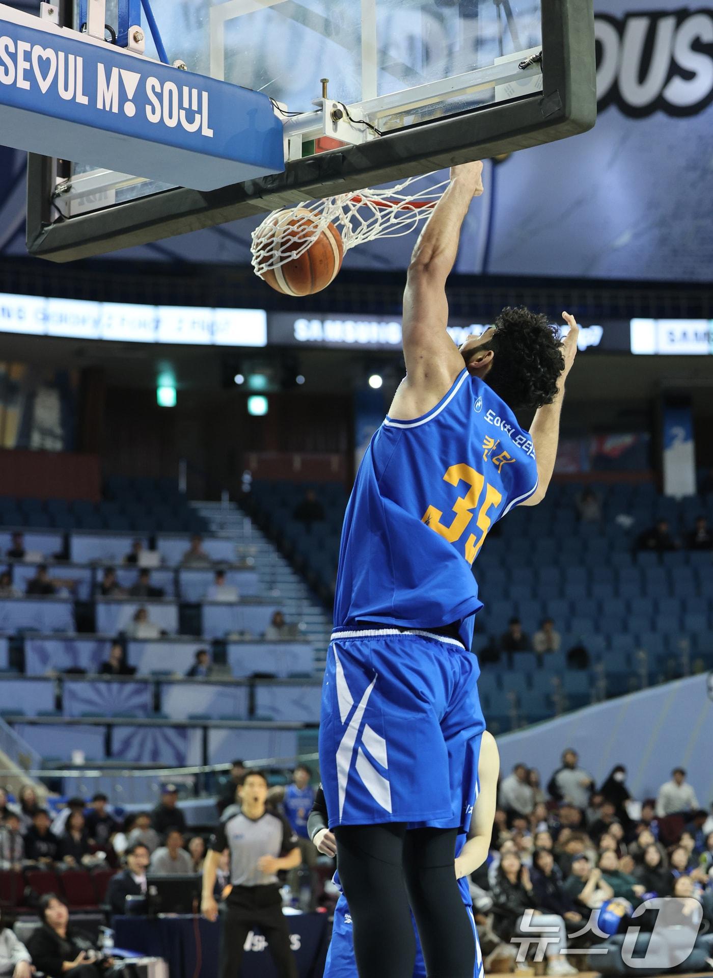 본문 이미지 - 28일 오후 서울 송파구 잠실실내체육관에서 열린 2025-2026 LG전자 프로농구 정규리그 서울 삼성 썬더스와 서울 SK 나이츠의 4쿼터 경기에서 삼성 케렘 칸터가 덩크슛을 넣고 있다. 2025.10.28/뉴스1 ⓒ News1 이호윤 기자