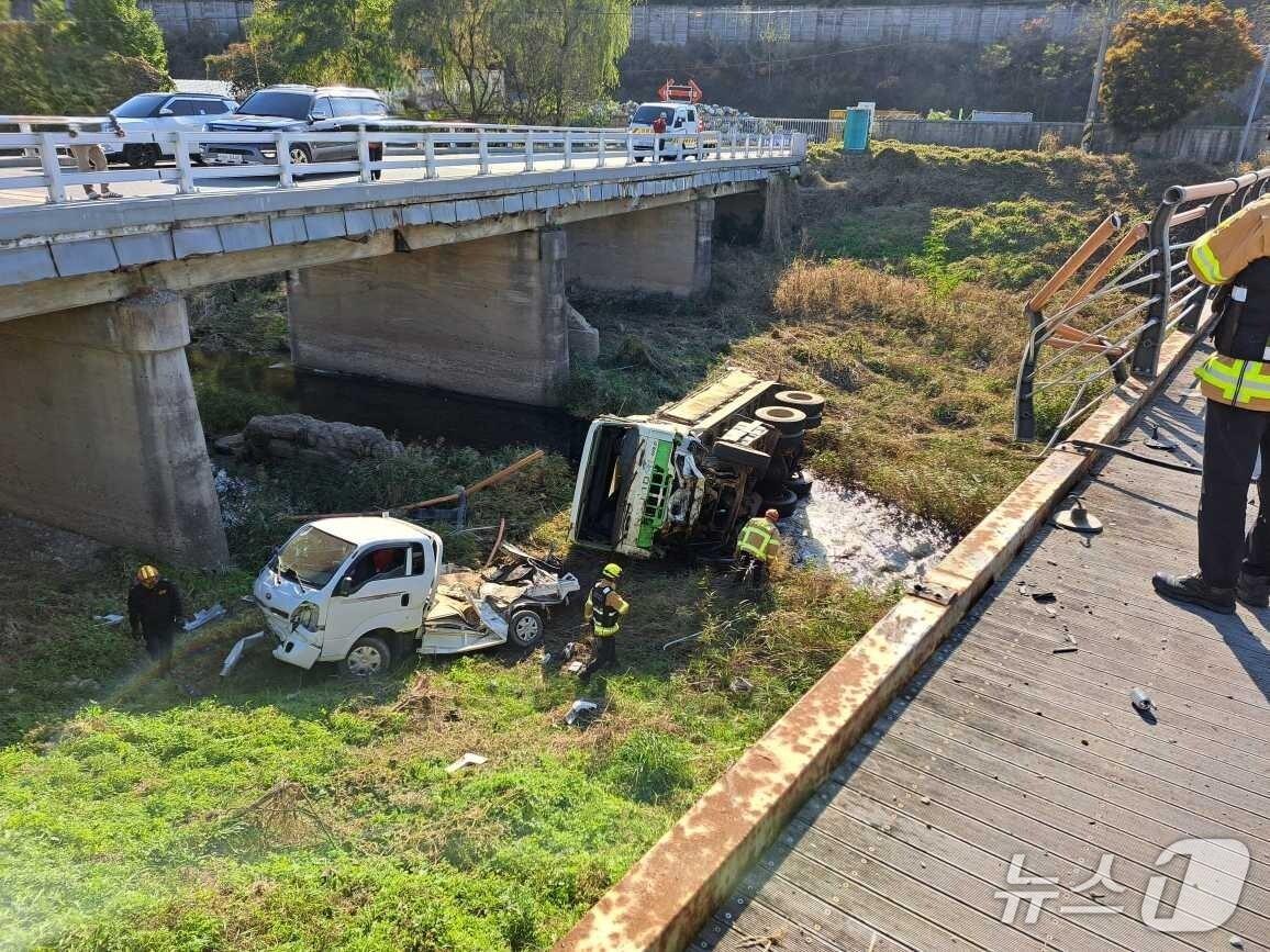 본문 이미지 - 강원 홍천군 홍천읍 연봉교 사고 현장.&#40;강원도소방본부 제공, 재판매 및 DB금지&#41;