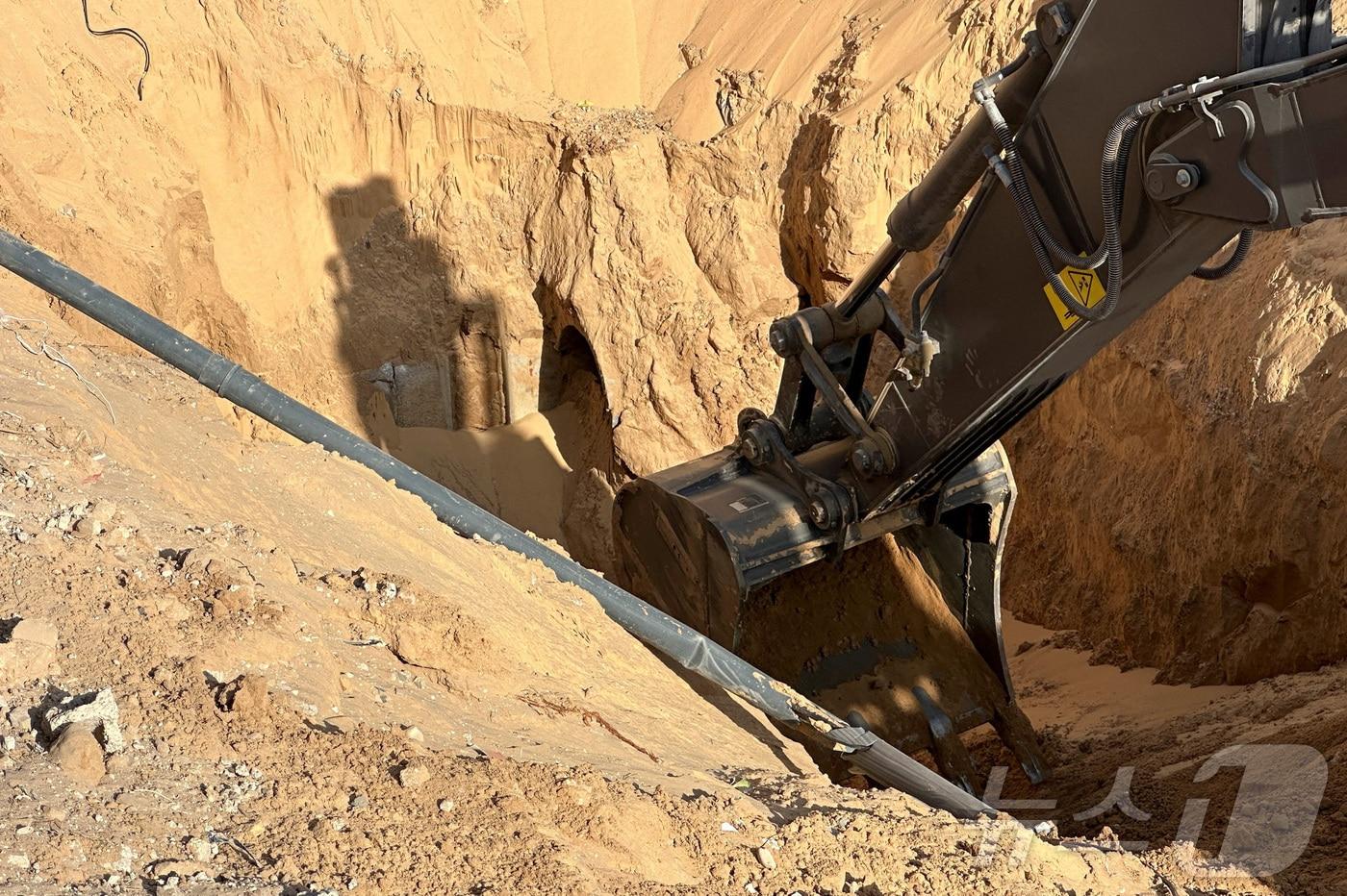 팔레스타인 무장정파 하마스가 28일&#40;현지시간&#41; 중장비를 동원해 납치한 이스라엘 인질들의 시신을 수색하고 있다. 2025.10.28./뉴스1 ⓒ 로이터=뉴스1 ⓒ News1 이창규 기자