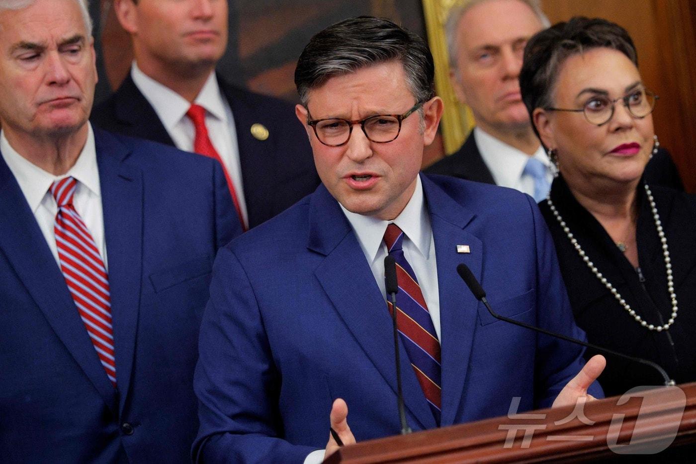 미국 공화당 마이크 존슨 하원의장이 28일&#40;현지시간&#41; 국회의사당에서 기자회견을 하고 있다. 2025.10.28. ⓒ AFP=뉴스1