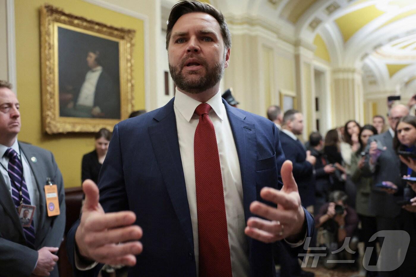 JD 밴스 미국 부통령이 28일(현지시간) 워싱턴D.C. 국회의사당에서 공화당 상원의원들과 회동한 뒤 기자들과 대화하고 있다. 2025.10.28./뉴스1 ⓒ 로이터=뉴스1 ⓒ News1 이창규 기자
