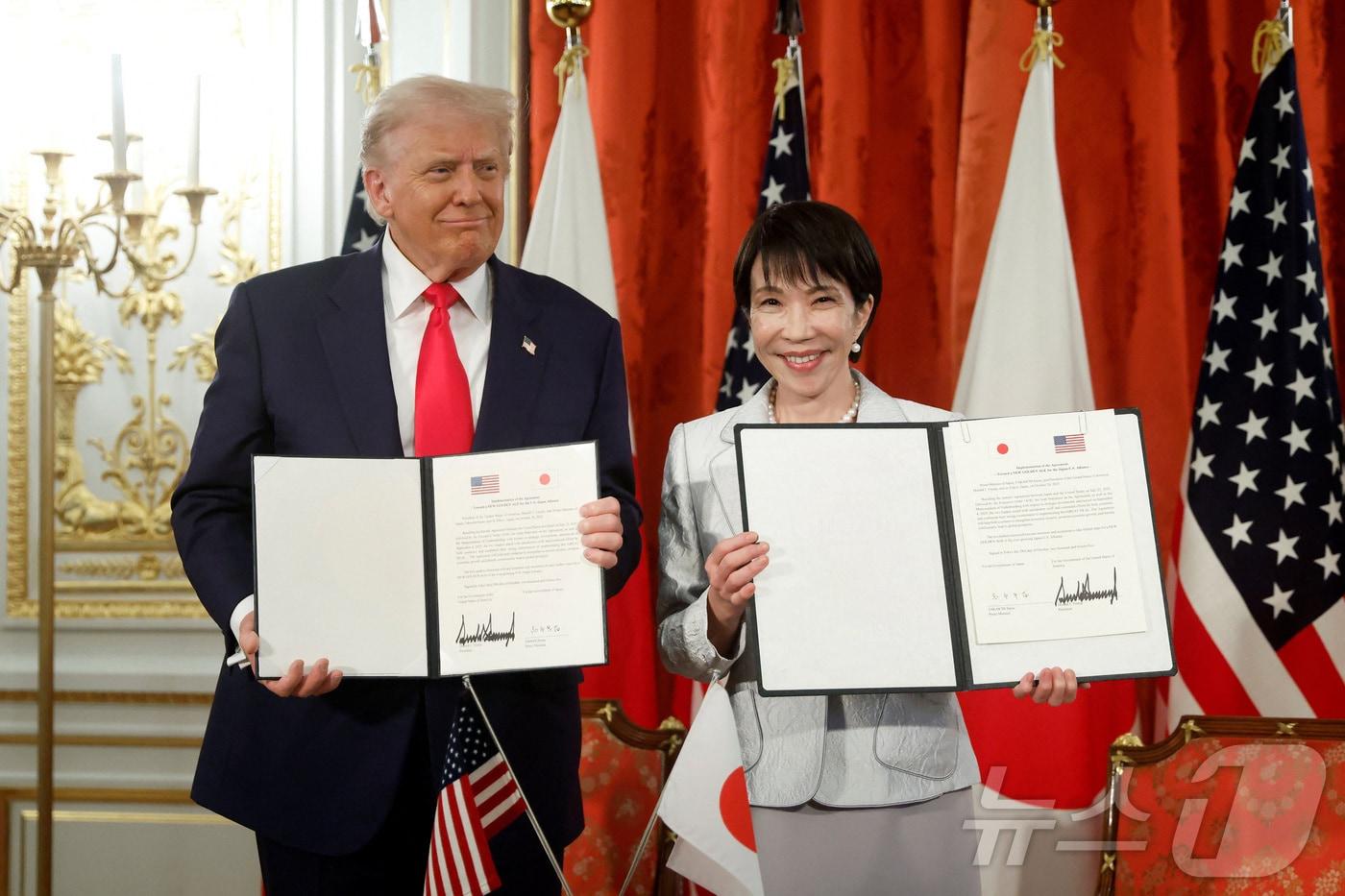 도널드 트럼프 미국 대통령과 다카이치 사나에 일본 총리가 지난 28일&#40;현지시간&#41; 도쿄 아카사카궁에서 미일 무역 협정에 서명한 뒤 이를 들어보이고 있다. ⓒ 로이터=뉴스1 ⓒ News1 류정민 특파원
