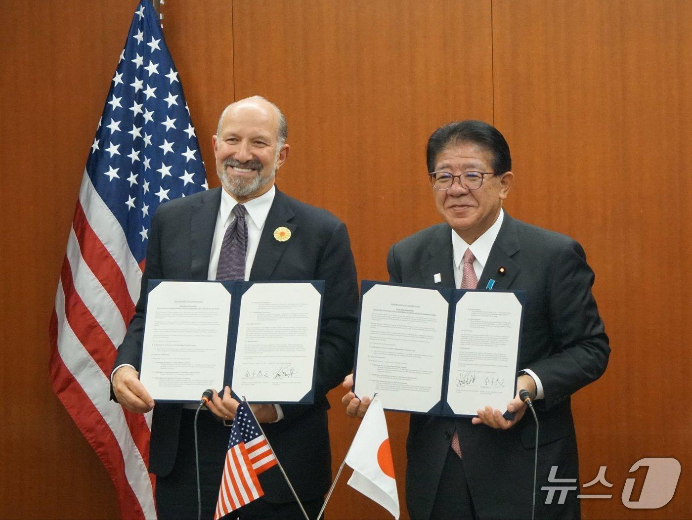 본문 이미지 - 하워드 러트닉 미국 상무부 장관(왼쪽)과 가네코 야스시 일본 국토교통상이 28일 도쿄 국토교통성 청사에서 만나 조선 분야 협력각서를 체결하고 있다. 2025.10.28