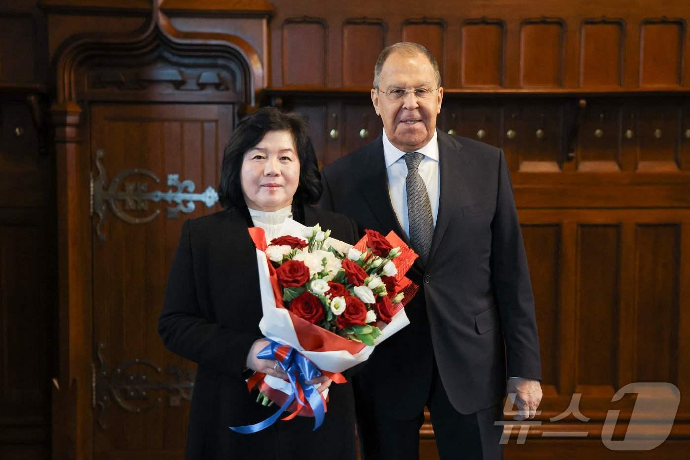 27일&#40;현지시간&#41; 세르게이 라브로프 러시아 외무장관&#40;오른쪽&#41;이 모스크바에서 최선희 북한 외무상을 만나고 있다. 2025.10.27. ⓒ AFP=뉴스1 ⓒ News1 이정환 기자