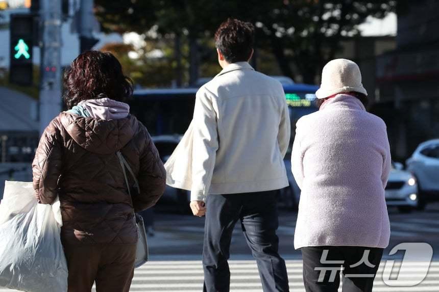 본문 이미지 - 초겨울 추위가 찾아온 28일 오전 대구 수성구 달구벌대로에서 겨울 외투를 챙겨 입은 시민들이 발걸음을 재촉하고 있다. 2025.10.28/뉴스1 ⓒ News1 공정식 기자