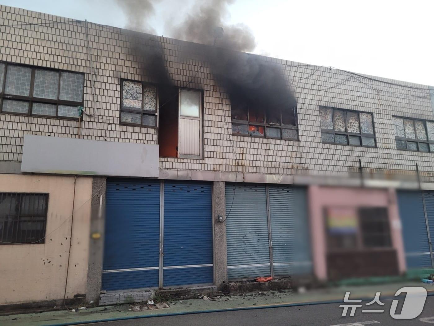 본문 이미지 - 28일 부산 사상구 공장 건물 화재 현장.(사상경찰서 제공. 재판매 및 DB 금지)