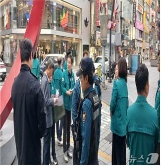 본문 이미지 - 부산진구 젊음의 거리에서 사전 점검을 하고 있다.&#40;부산시 제공. 재판매 및 DB금지&#41;