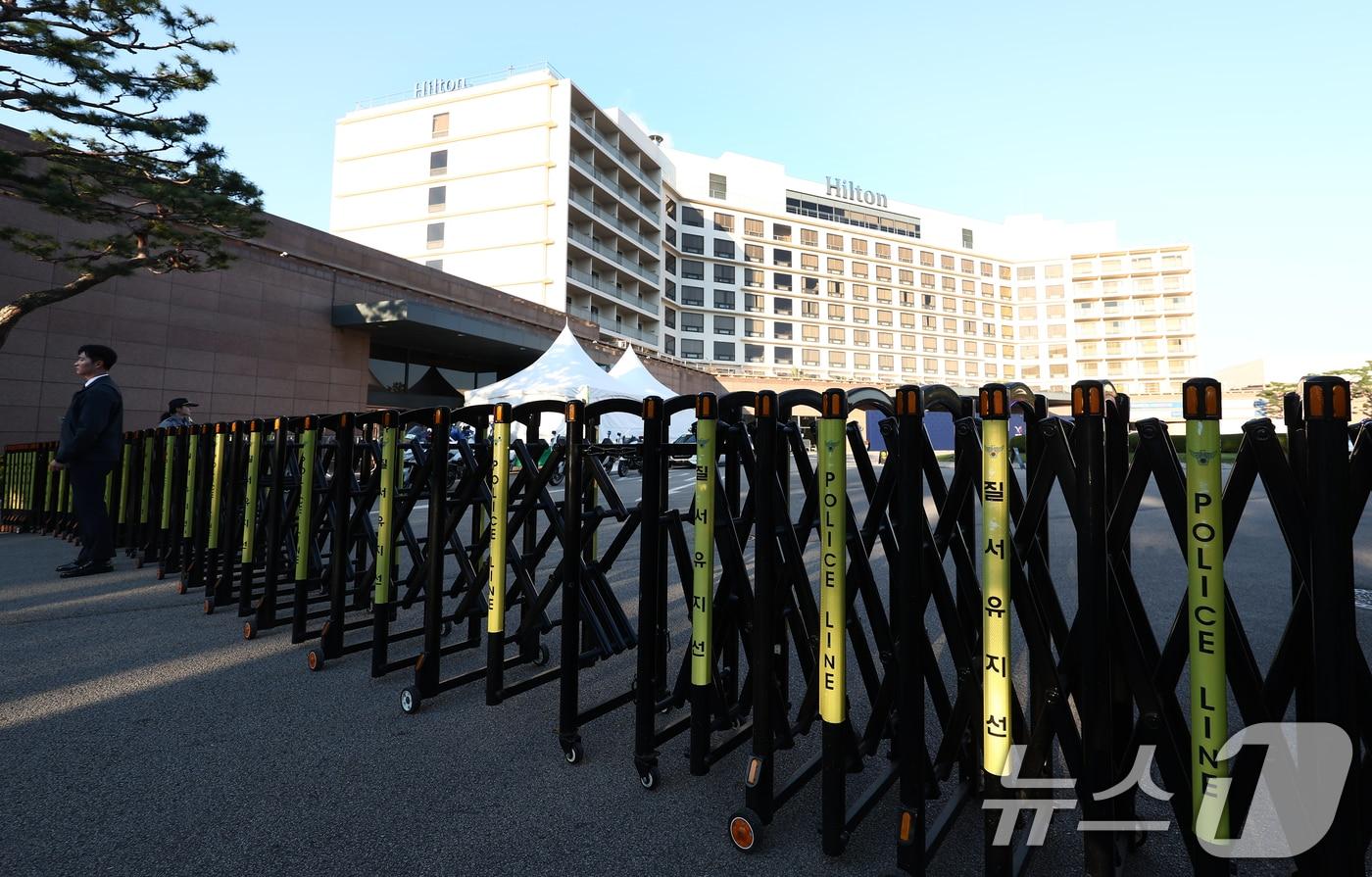 아시아태평양경제협력체(APEC) 정상회의에 참석하는 도널드 트럼프 미국 대통령의 방한일인 29일 오전 트럼프 대통령 숙소로 알려진 경주 힐튼 호텔 앞이 통제되고 있다. 2025.10.29/뉴스1 ⓒ News1 김민지 기자