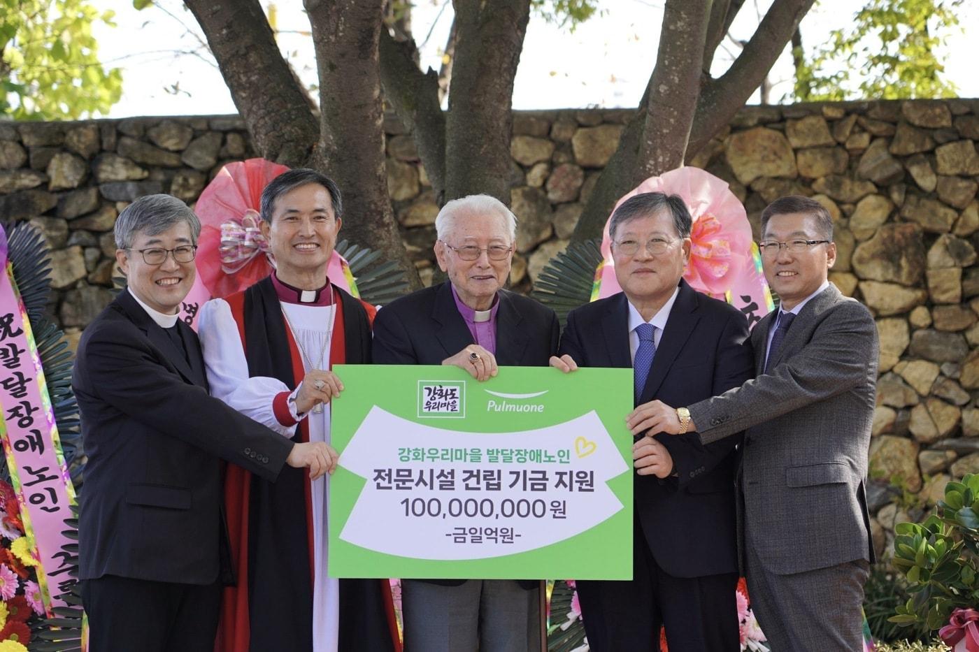 28일 인천 강화군 강화도우리마을에서 열린 발달장애노인 그룹홈 &#39;시몬의집&#39; 기공식에서 풀무원 이우봉 총괄CEO&#40;사진 왼쪽 다섯번째&#41;가 강화도우리마을 촌장 김성수 대주교&#40;사진 가운데&#41;에게 시몬의집 건립 지원금 1억 원 기부 현판을 전달한 후 기념촬영을 하고 있다. 사진 왼쪽부터 강화도우리마을 원장 최수재 신부, 대한성공회 서울교구장 김장환 주교, 강화도우리마을 촌장 김성수 대주교, 풀무원 이효율 이사회 의장, 풀무원 이우봉 총괄CEO.&#40;풀무원 제공&#41;