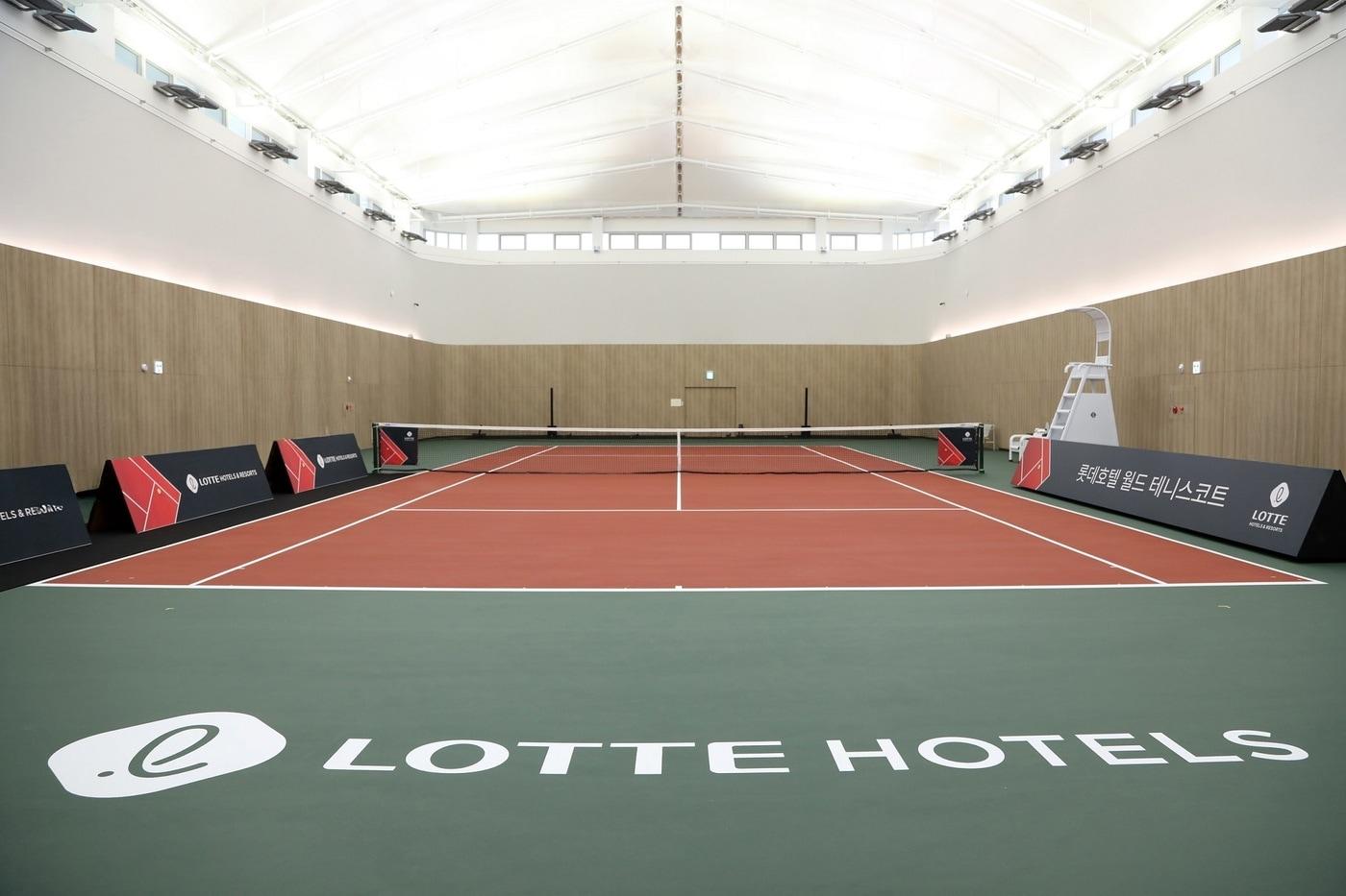 본문 이미지 - 롯데호텔 월드 실내 테니스장. (롯데호텔앤리조트 제공). 