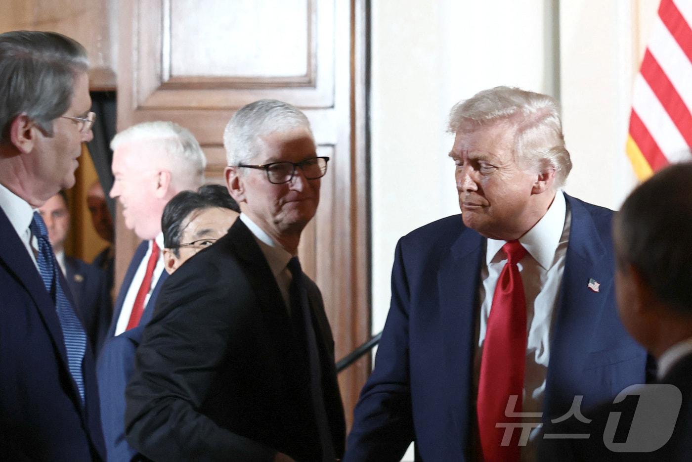 도널드 트럼프 미국 대통령이 28일 팀 쿡 애플 최고경영자 등 빅테크 기업 수장들을 대동하고 주일 미국대사 관저에서 열린 일본 재계 인사들과의 만찬회에 참석하고 있다. 2025.10.28 ⓒ 로이터=뉴스1 ⓒ News1 강민경 기자