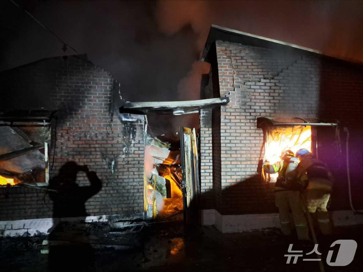 본문 이미지 - 29일 오전 2시 48분쯤 강원 화천군 간동면 간척리 한 단독주택에서 발생한 불이 1시간 7분 만인 오전 3시 55분쯤 진화된 가운데, 80대 여성 A 씨가 숨지고, A 씨의 손녀인 30대 여성 B 씨가 연기흡입 등 부상을 입어 병원으로 이송됐다. &#40;강원도소방본부 제공. 재판매 및 DB금지&#41; 2025.10.29/뉴스1