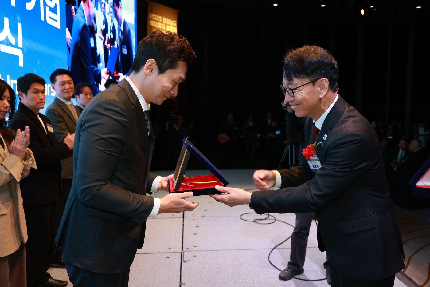 김명주 경상남도 경제부지사(오른쪽)가 쿠팡 CLS 곽형주 상무에게 표창을 수여하고 있다.(CLS 제공). 