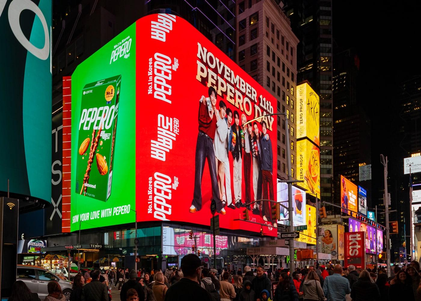 본문 이미지 - 뉴욕 타임스스퀘어 'TSX 브로드웨이' 빌딩에서 송출되고 있는 빼빼로데이 글로벌 마케팅 캠페인 영상.(롯데웰푸드 제공)