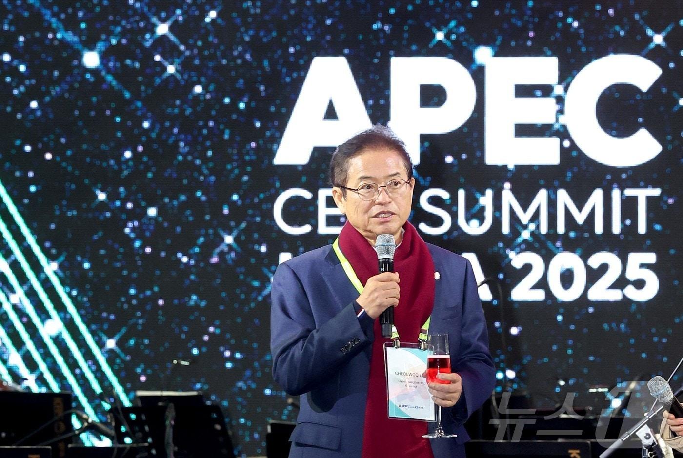 이철우 경북도지사는 경주 화랑마을에서 열린 ‘APEC CEO 서밋&#40;CEOSUMMIT&#41; 공식 환영 만찬’에 참석해 “다 함께 잘사는 세상”을 만들자며 건배를 제안했다.&#40;경북도 제공. 재판매 및 DB금지&#41; ⓒ News1 김대벽기자