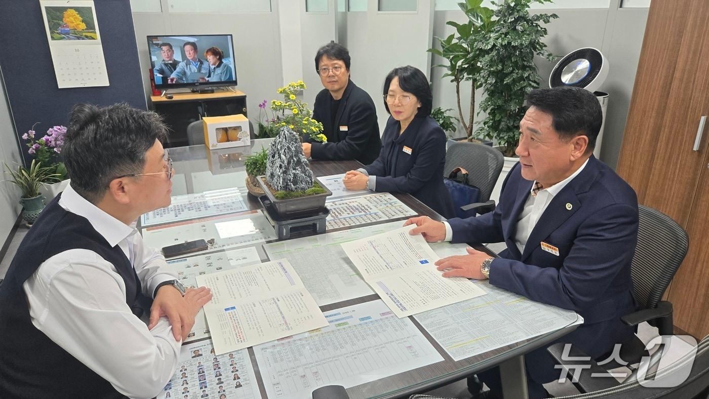 정영철 영동군수&#40;오른쪽&#41;가 중앙 부처를 방문해 국립국악원 영동분원 설립의 필요성을 설명하고 있다. &#40;영동군 제공. 재판매 및 DB금지&#41;/뉴스1 