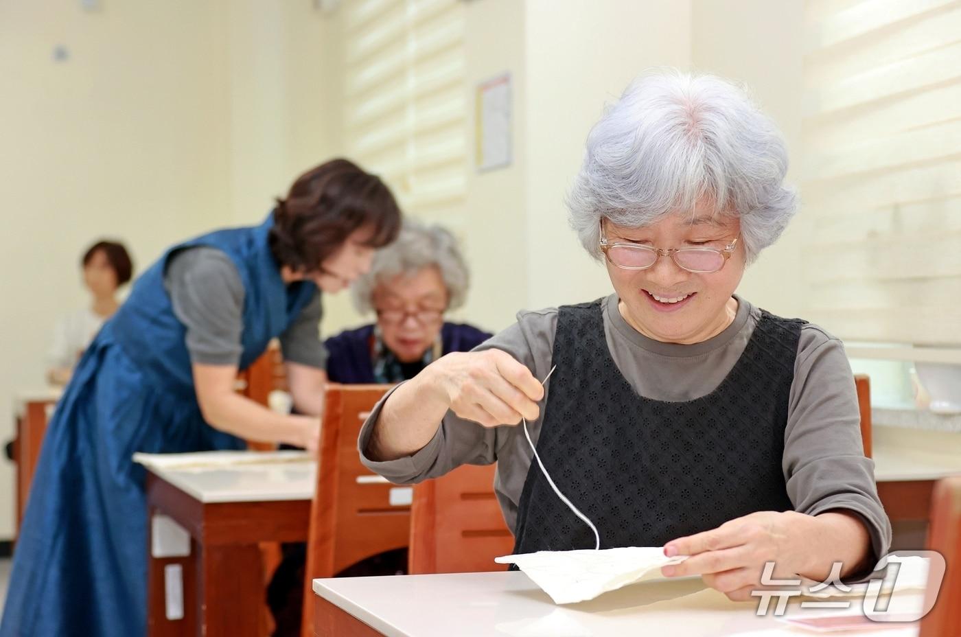 충북 괴산 최복순 씨가 괴산군노인복지관이 운영하는 웰다잉 프로그램에 참여해 수의를 한땀 한땀 바느질하고 있다.(괴산군 제공, 재판매 및 DB금지)/뉴스1