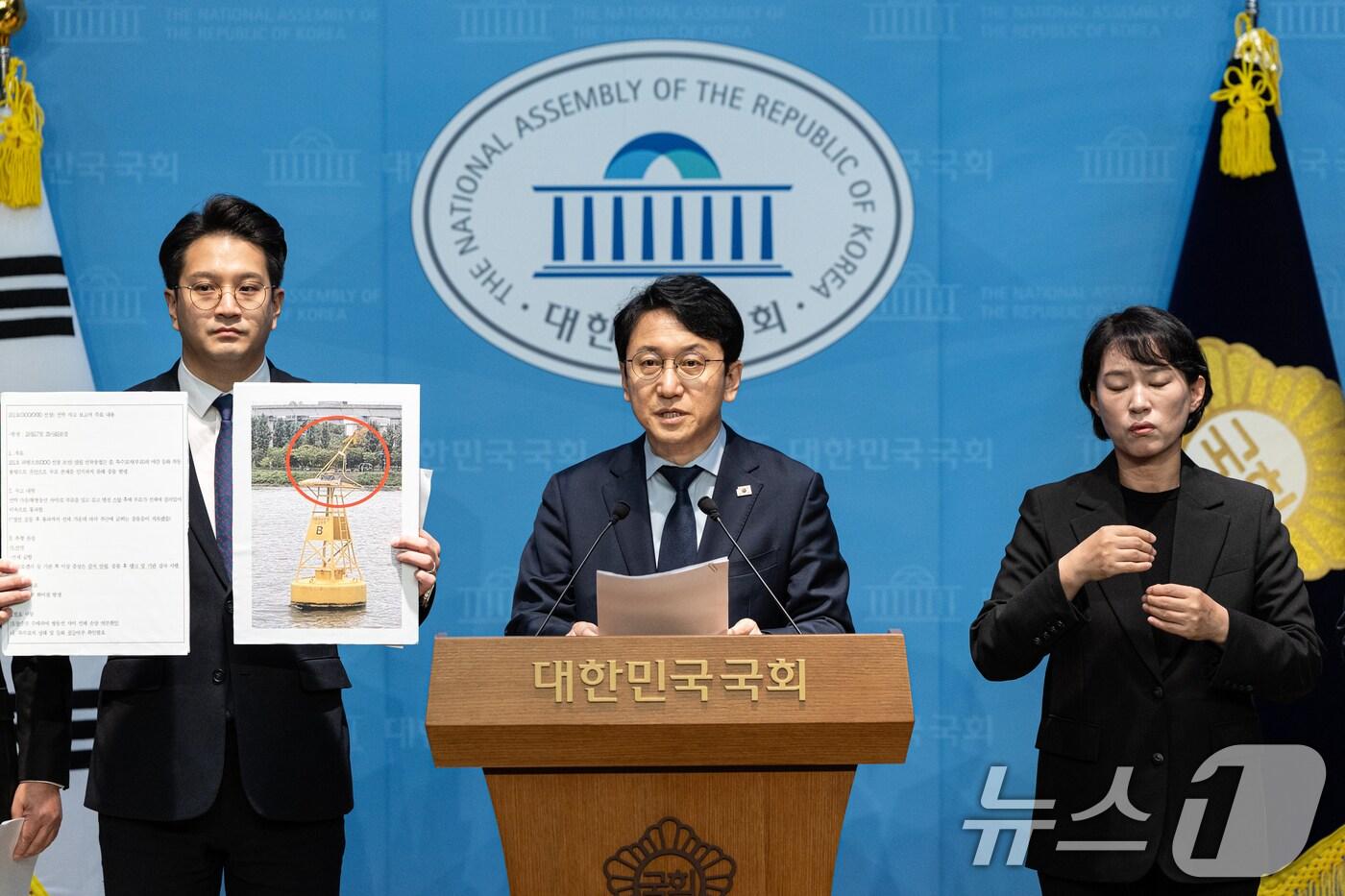 천준호 더불어민주당 의원을 비롯한 국토교통위원들이 29일 서울 여의도 국회 소통관에서 한강버스 사고 은폐 규탄 기자회견을 하고 있다. 2025.10.29/뉴스1 ⓒ News1 이승배 기자