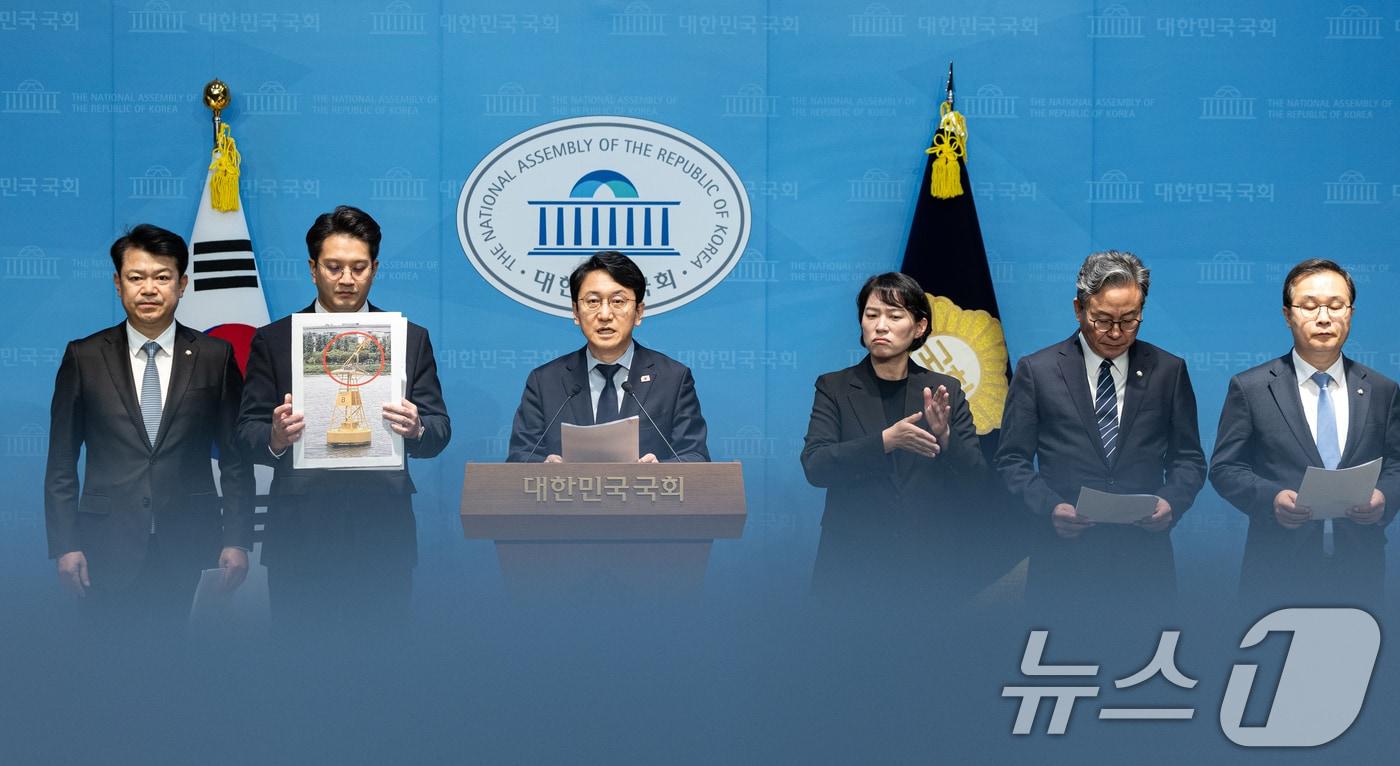 본문 이미지 - 천준호 더불어민주당 의원을 비롯한 국토교통위원들이 29일 서울 여의도 국회 소통관에서 한강버스 사고 은폐 규탄 기자회견을 하고 있다. 2025.10.29/뉴스1 ⓒ News1 이승배 기자