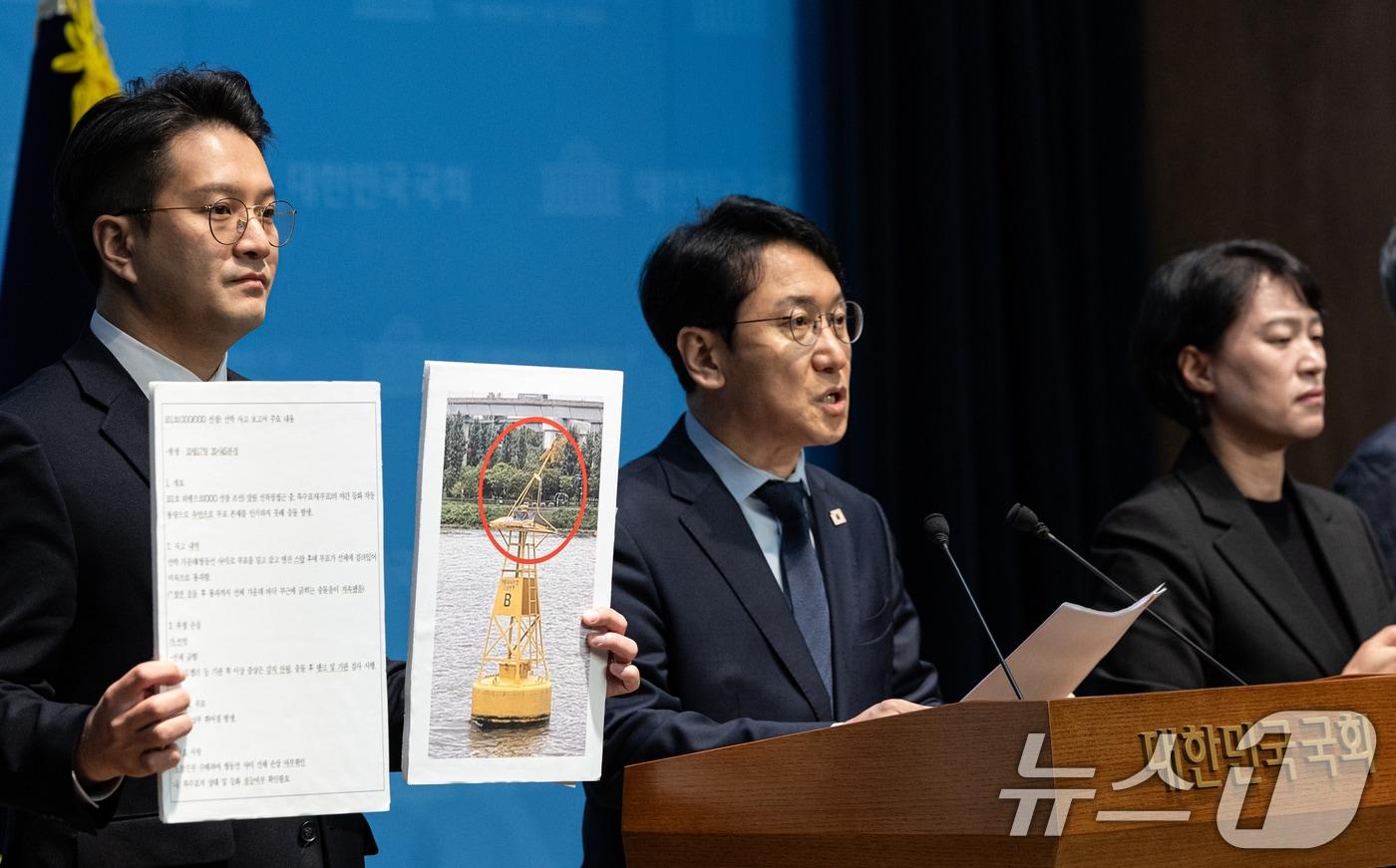 천준호 더불어민주당 의원을 비롯한 국토교통위원들이 29일 서울 여의도 국회 소통관에서 한강버스 사고 은폐 규탄 기자회견을 하고 있다. ⓒ News1 이승배 기자