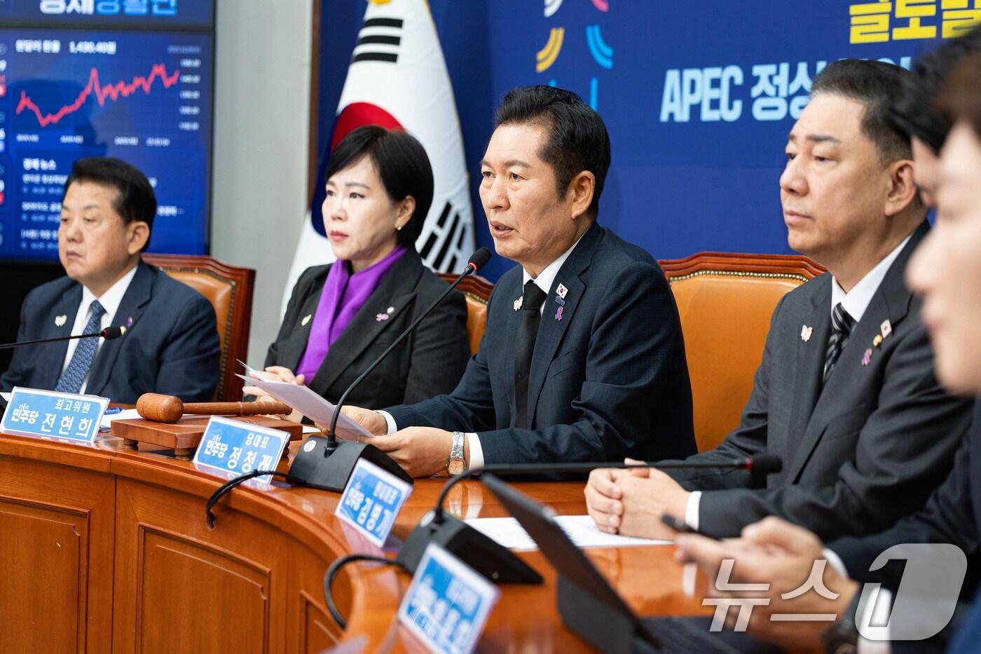 정청래 더불어민주당 대표가 29일 서울 여의도 국회에서 열린 최고위원회의에서 모두 발언을 하고 있다. ⓒ News1 유승관 기자