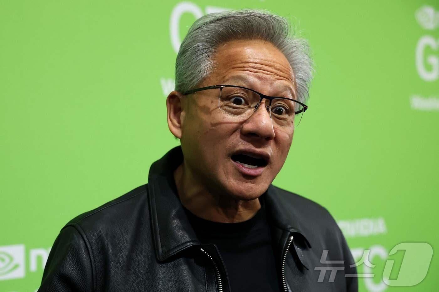 젠슨 황 엔비디아 최고경영자(CEO)가 28일(현지시간) 미국 워싱턴DC 월터 E.워싱턴컨벤션센터에서 열린 GTC(GPU 기술 콘퍼런스) 행사에서 기자들의 질문에 답하고 있다. 2025.10.28. ⓒ AFP=뉴스1 ⓒ News1 류정민 특파원