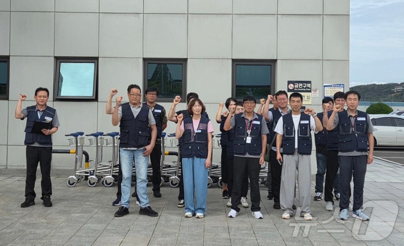 전국공항노동조합 울산공항지부가 지난 달 19일 울산공항 1층에서 경고 파업을 갖고 약식 집회를 열었다. 2025.10.29 (전국공항노동조합 울산공항지부 제공. 재판매 및 DB금지)/뉴스1 ⓒ News1 박정현 기자