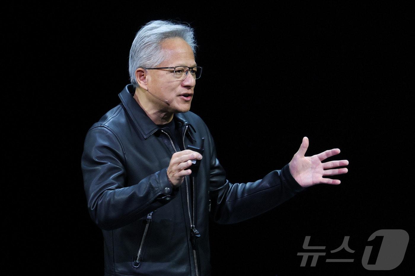 젠슨 황 엔비디아 최고경영자(CEO)가 28일(현지시간) 워싱턴 DC 월터 E. 워싱턴 컨벤션센터에서 열린 '엔비디아 GPU 테크놀로지 콘퍼런스'에서 화사연설을 하고 있다. 2025.10.28. ⓒ AFP=뉴스1 ⓒ News1 윤다정 기자