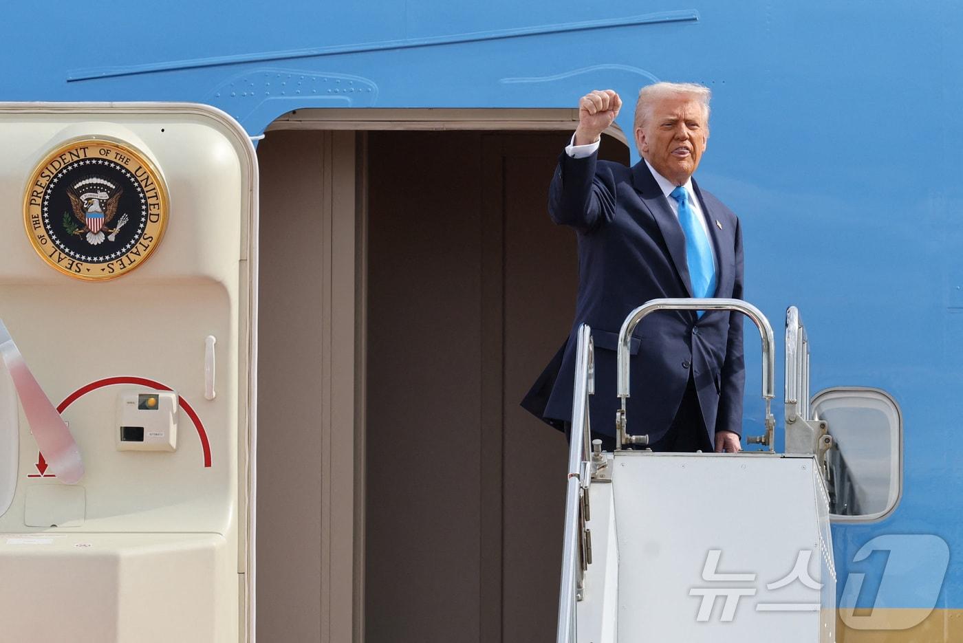 29일 도널드 트럼프 미국 대통령이 일본 방문을 마치고 도쿄 하네다 공항에서 한국으로 이동하기 위해 대통령 전용기 '에어포스원'에 탑승하고 있다. 2025.10.29 ⓒ 로이터=뉴스1 ⓒ News1 김지완 기자
