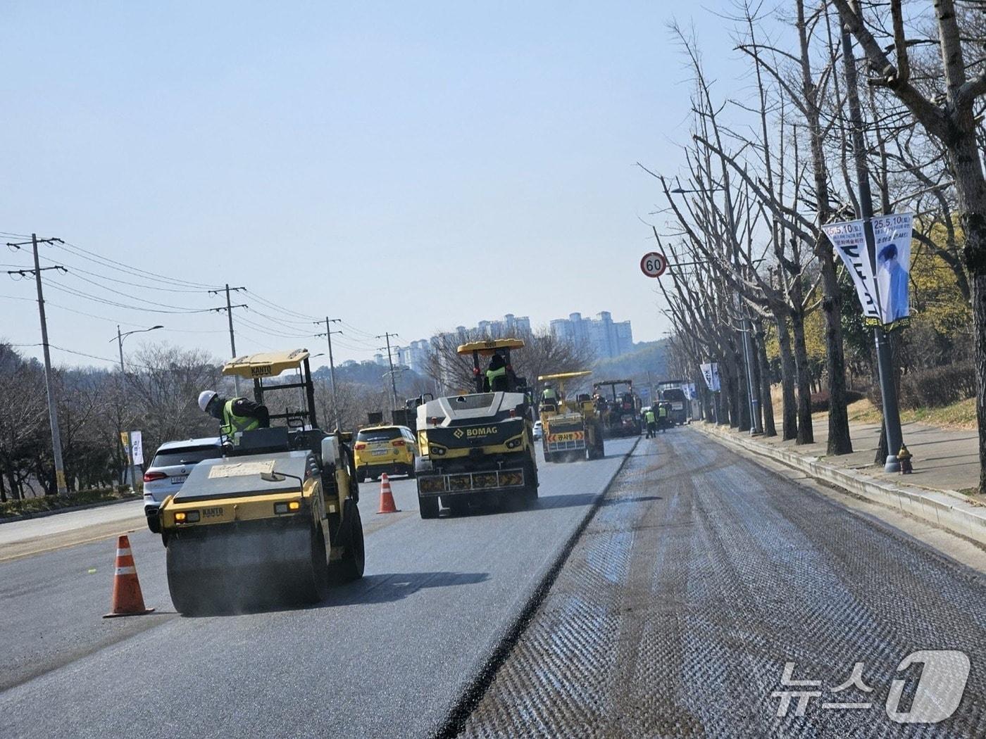 본문 이미지 - 진주시의 도로정비 공사(진주시 제공. 재판매 및 DB금지).