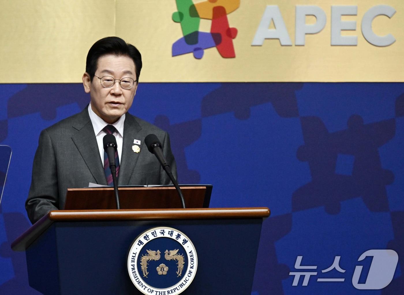본문 이미지 - 이재명 대통령이 29일 경북 경주예술의전당에서 열린 아시아태평양경제협력체(APEC) 정상회의 최고경영자(CEO) 서밋 개회식에서 정상 특별연설을 하고 있다. (공동취재) 2025.10.29/뉴스1 ⓒ News1 김민지 기자