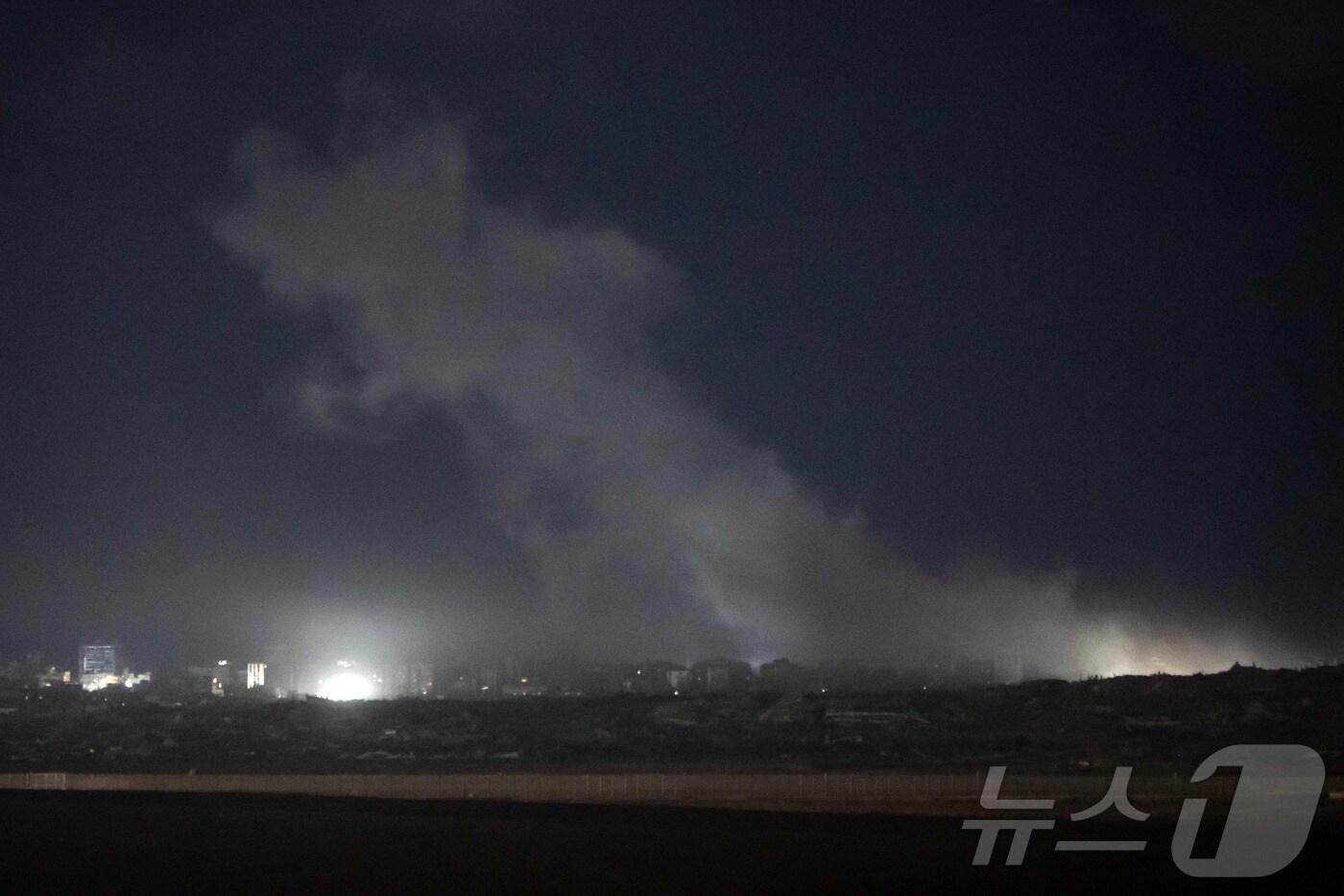 본문 이미지 - 29일(현지시간) 이스라엘군이 가자지구을 공습한 뒤 지역에서 연기가 피어오르고 있다. 2025.10.29. ⓒ AFP=뉴스1 ⓒ News1 이정환 기자