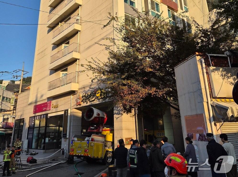 본문 이미지 - 29일 오전 6시 6분쯤 경남 창원시 마산합포구 부림동 지상 11층짜리 오피스텔 지하 2층 주차장에 주차된 EV6 전기차에서 불이 났다. 사진은 화재 현장 모습&#40;창원소방본부 제공. 재판매 및 DB금지&#41;