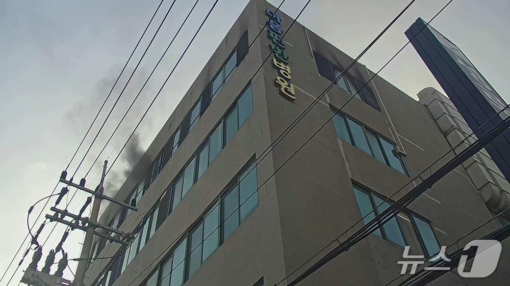 본문 이미지 - 화재가 난 인천 계양구 작전동 정신병원 &#40;인천소방본부 제공.재판매 및 DB금지&#41;