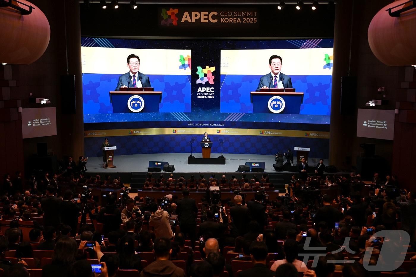 이재명 대통령이 29일 오전 경북 경주 예술의전당 화랑홀에서 열린 2025 아시아태평양경제협력체 최고경영자 서밋&#40;APEC CEO SUMMIT&#41;에서 특별 기조연설을 하고 있다.&#40;공동취재&#41; 2025.10.29/뉴스1 ⓒ News1 김민지 기자